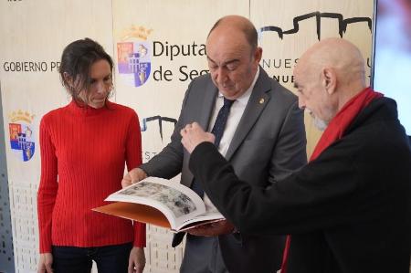 Imagen Miguel Ángel de Vicente presenta el libro sobre la obra de Carlos León, medio año después de su nombramiento como Hijo Adoptivo de la Provincia